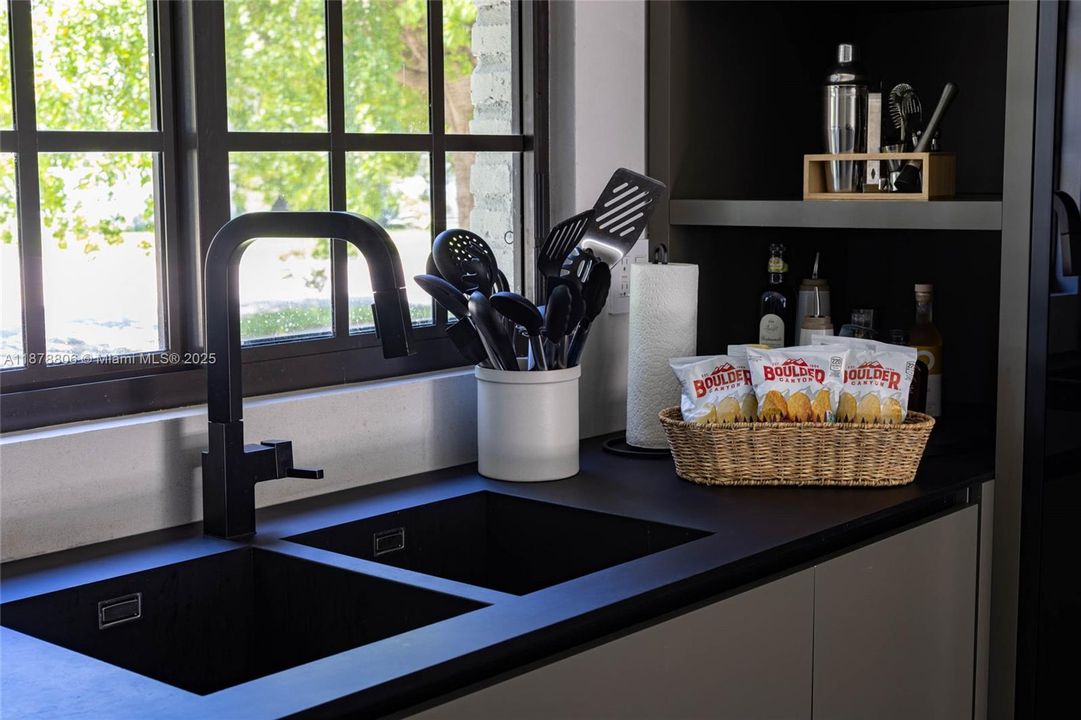 Recently Rented: $17,000 (5 beds, 4 baths, 2891 Square Feet)