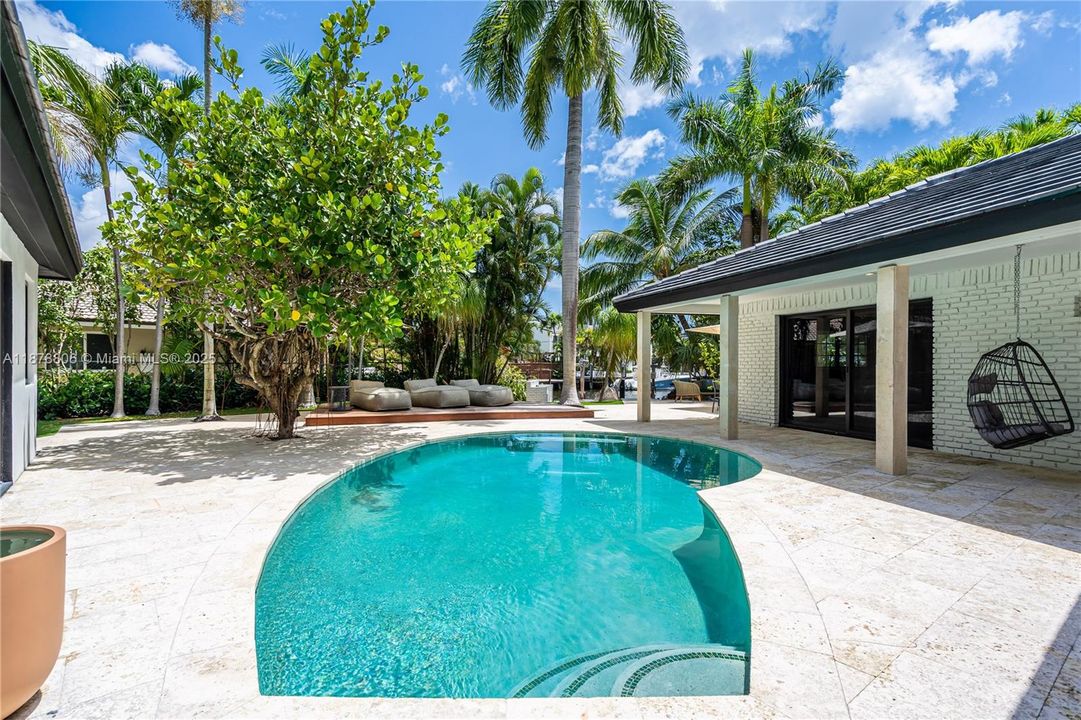 Recently Rented: $17,000 (5 beds, 4 baths, 2891 Square Feet)