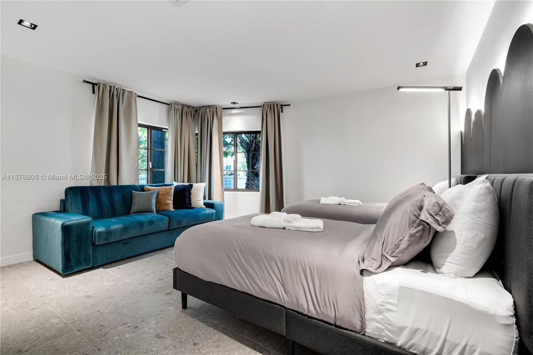 Recently Rented: $17,000 (5 beds, 4 baths, 2891 Square Feet)