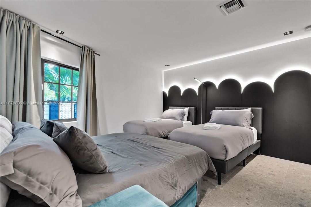 Recently Rented: $17,000 (5 beds, 4 baths, 2891 Square Feet)