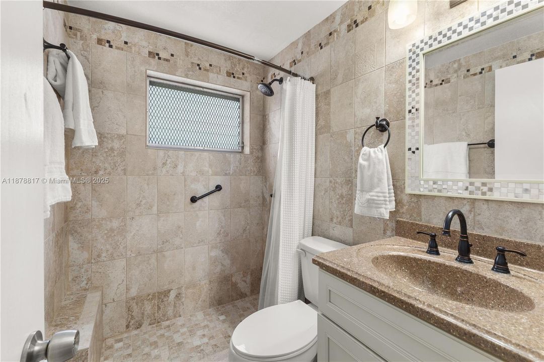 合同活跃: $225,000 (1 贝兹, 1 浴室, 700 平方英尺)