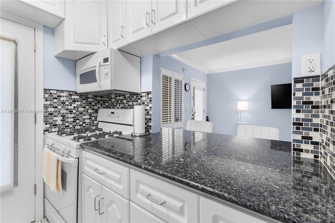 合同活跃: $225,000 (1 贝兹, 1 浴室, 700 平方英尺)