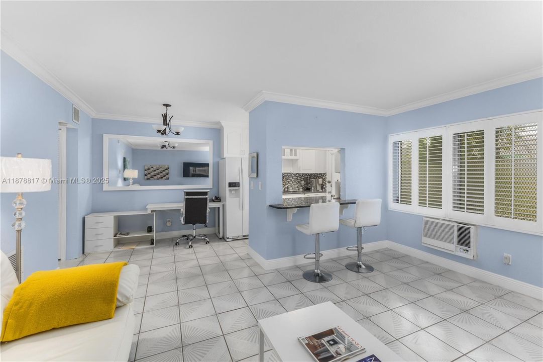 合同活跃: $225,000 (1 贝兹, 1 浴室, 700 平方英尺)