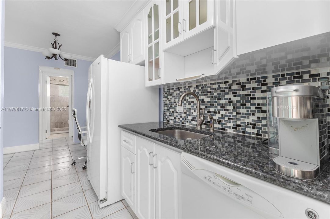 合同活跃: $225,000 (1 贝兹, 1 浴室, 700 平方英尺)