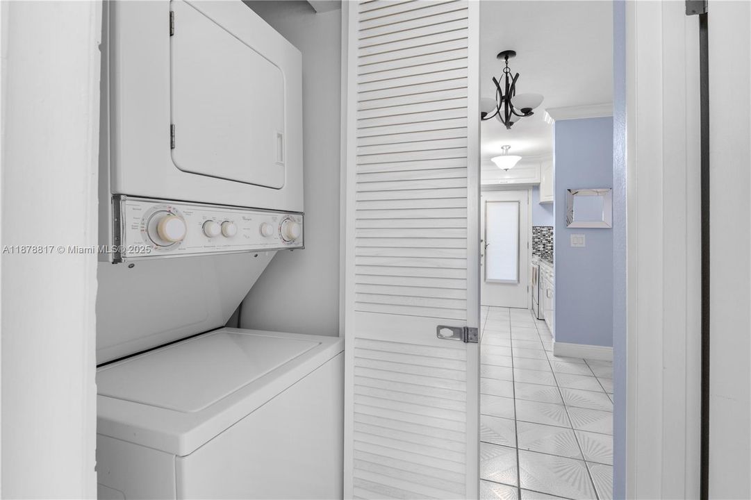 合同活跃: $225,000 (1 贝兹, 1 浴室, 700 平方英尺)