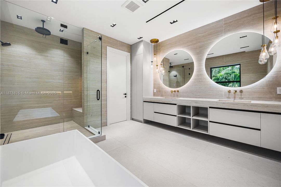 Под контрактом: $3,150,000 (4 спален, 4 ванн, 3807 Квадратных фут)