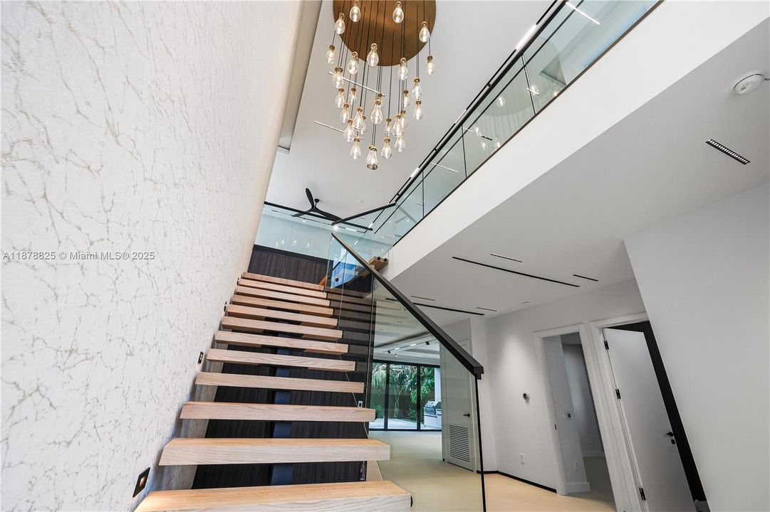 Под контрактом: $3,150,000 (4 спален, 4 ванн, 3807 Квадратных фут)