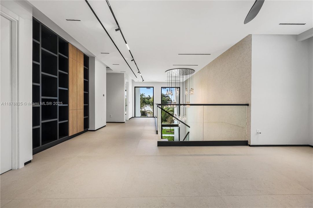 Под контрактом: $3,150,000 (4 спален, 4 ванн, 3807 Квадратных фут)