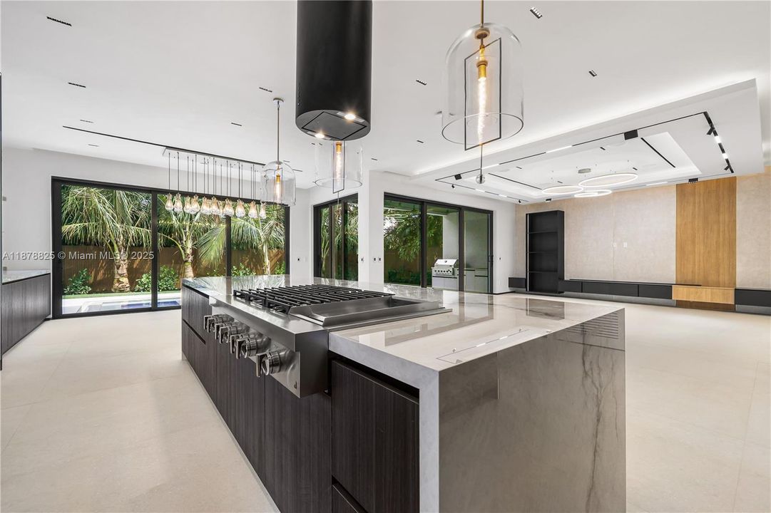 Под контрактом: $3,150,000 (4 спален, 4 ванн, 3807 Квадратных фут)