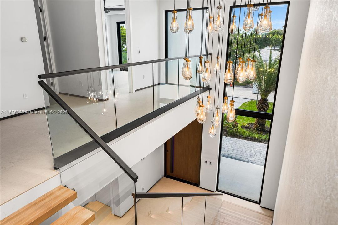 Под контрактом: $3,150,000 (4 спален, 4 ванн, 3807 Квадратных фут)