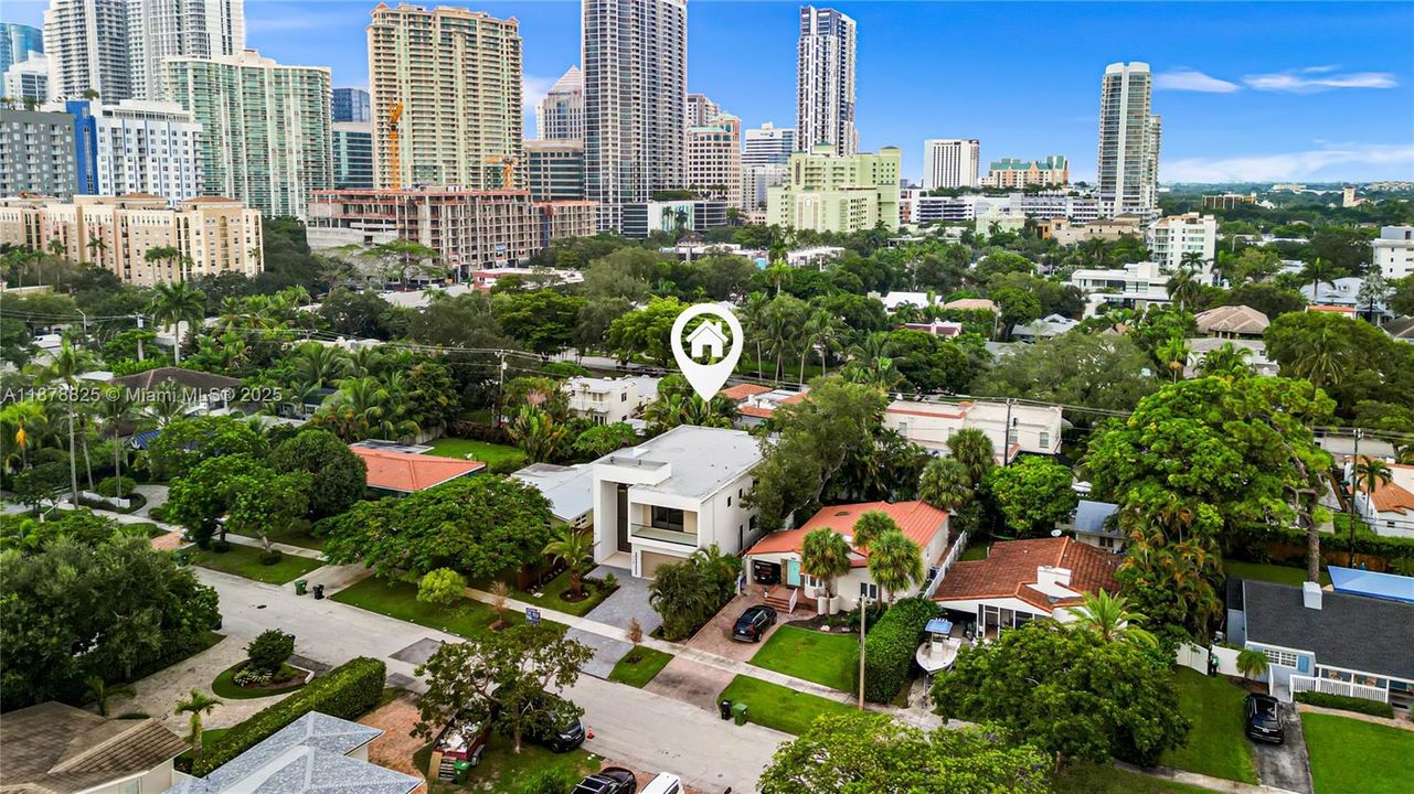 Под контрактом: $3,150,000 (4 спален, 4 ванн, 3807 Квадратных фут)