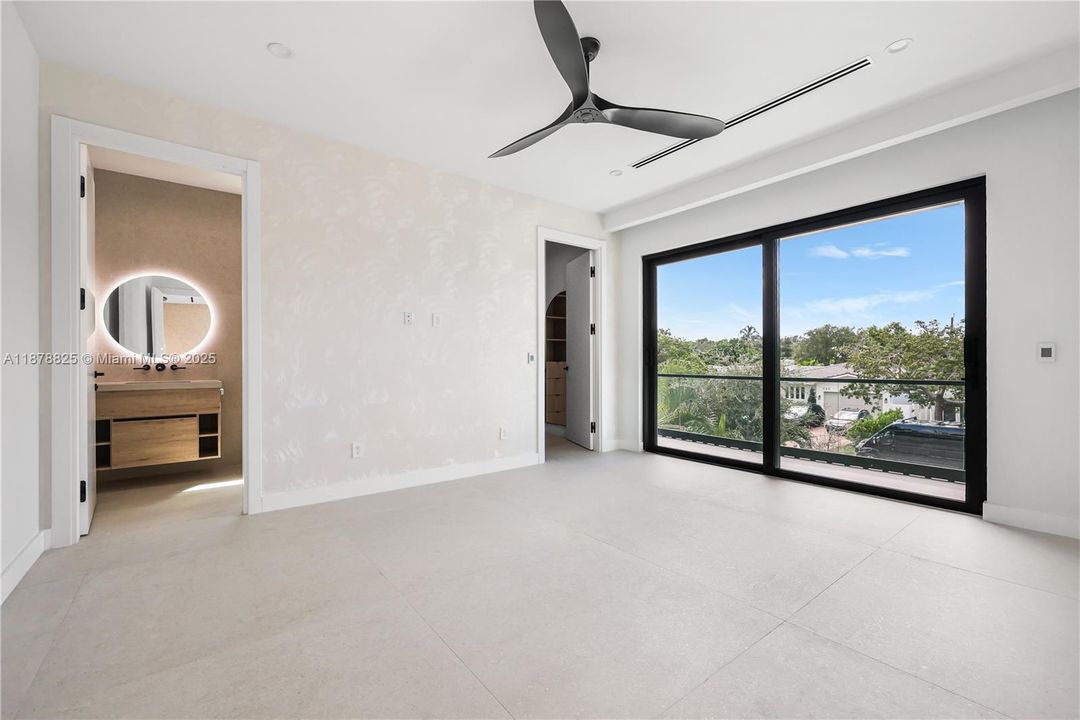 Под контрактом: $3,150,000 (4 спален, 4 ванн, 3807 Квадратных фут)