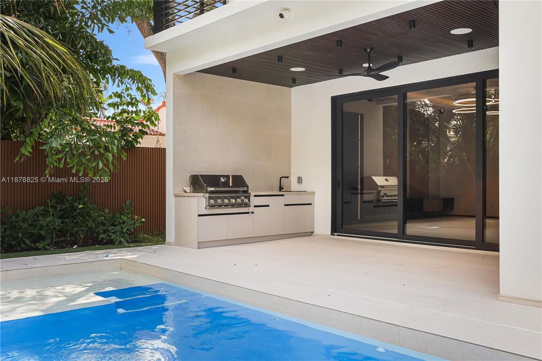 Под контрактом: $3,150,000 (4 спален, 4 ванн, 3807 Квадратных фут)