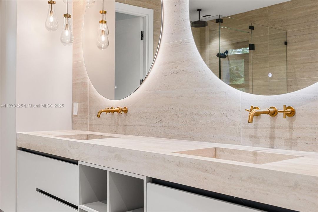 Под контрактом: $3,150,000 (4 спален, 4 ванн, 3807 Квадратных фут)