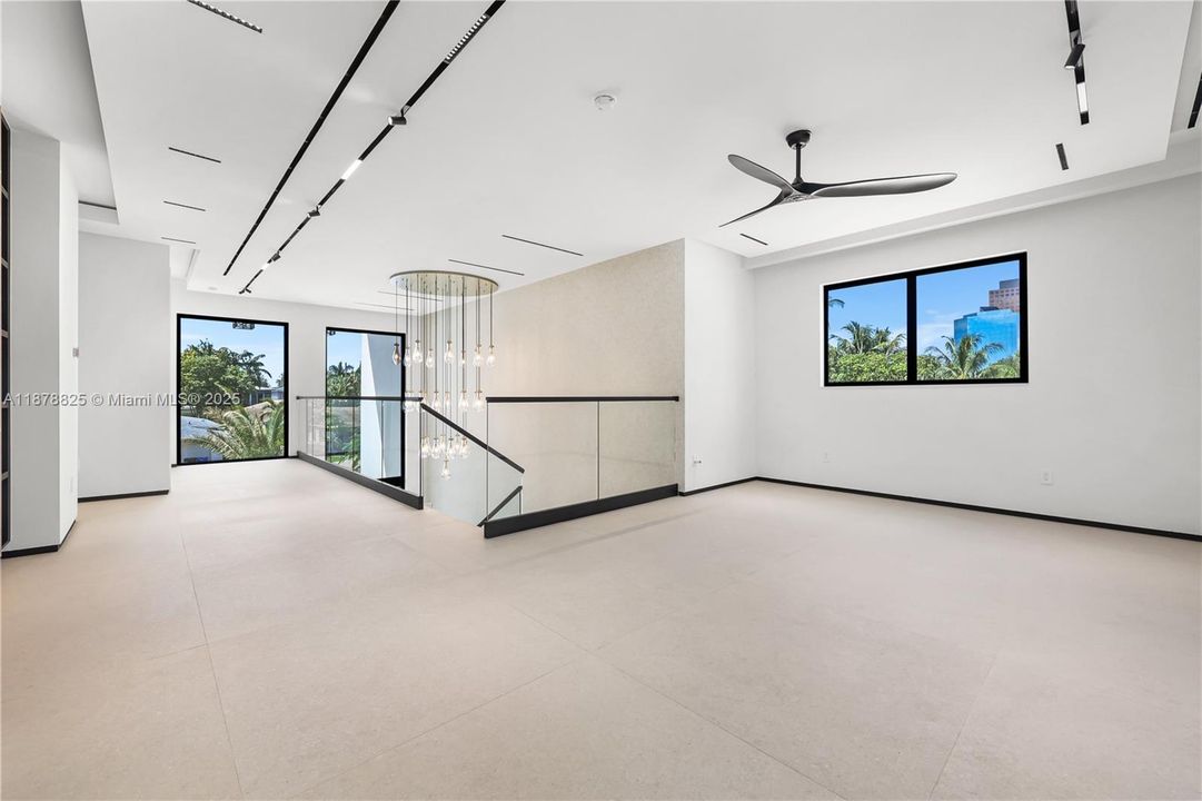 Под контрактом: $3,150,000 (4 спален, 4 ванн, 3807 Квадратных фут)