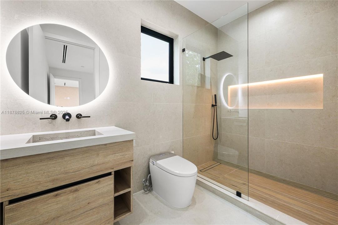 Под контрактом: $3,150,000 (4 спален, 4 ванн, 3807 Квадратных фут)