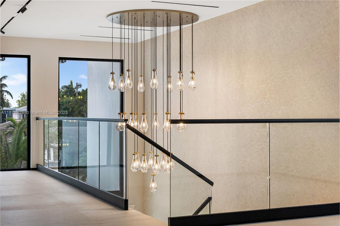 Под контрактом: $3,150,000 (4 спален, 4 ванн, 3807 Квадратных фут)