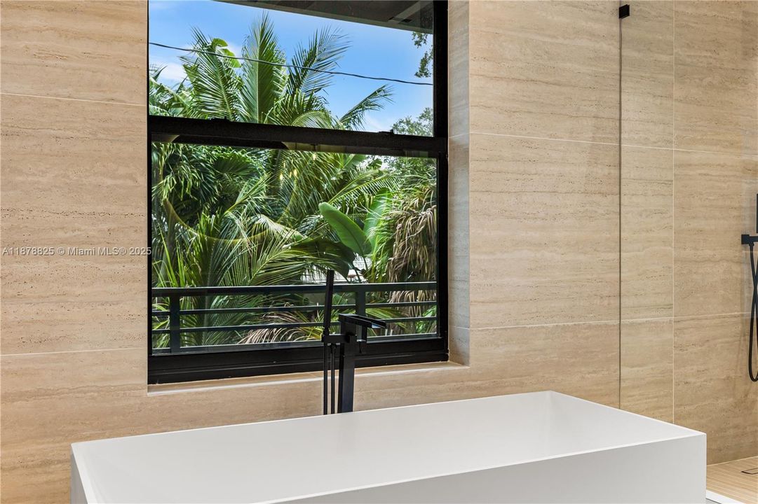 Под контрактом: $3,150,000 (4 спален, 4 ванн, 3807 Квадратных фут)