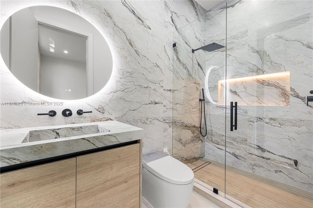 Под контрактом: $3,150,000 (4 спален, 4 ванн, 3807 Квадратных фут)