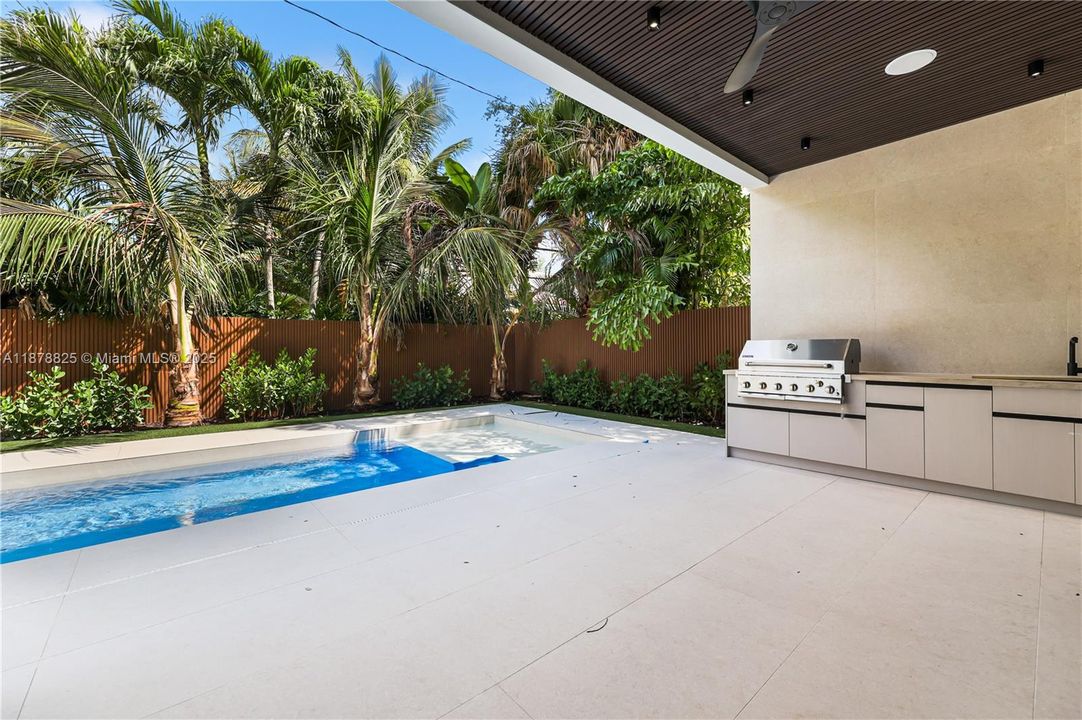 Под контрактом: $3,150,000 (4 спален, 4 ванн, 3807 Квадратных фут)