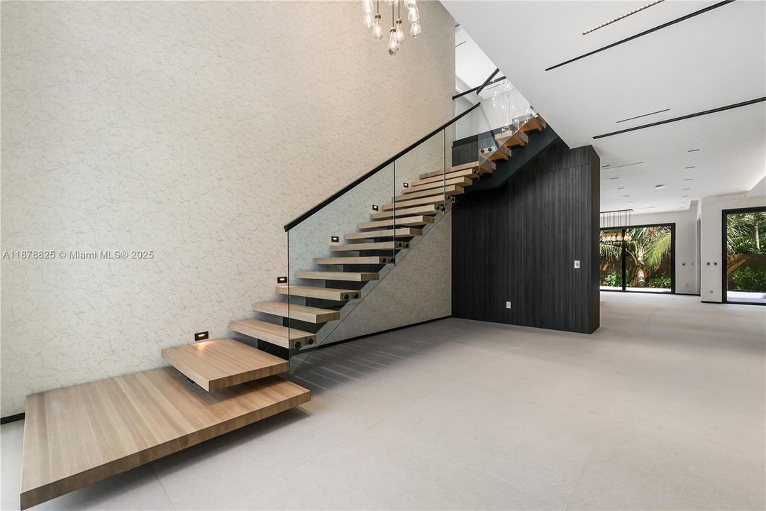 Под контрактом: $3,150,000 (4 спален, 4 ванн, 3807 Квадратных фут)