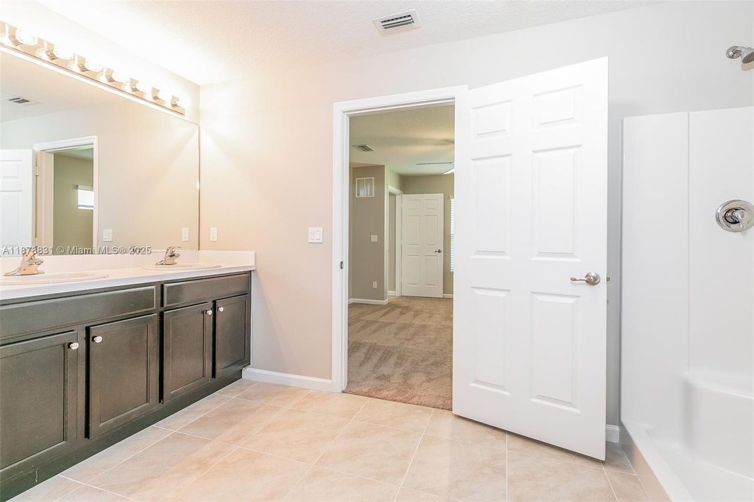 Recently Rented: $2,215 (4 beds, 2 baths, 1833 Square Feet)