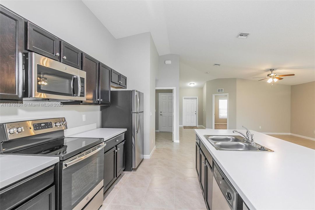 Recently Rented: $2,215 (4 beds, 2 baths, 1833 Square Feet)