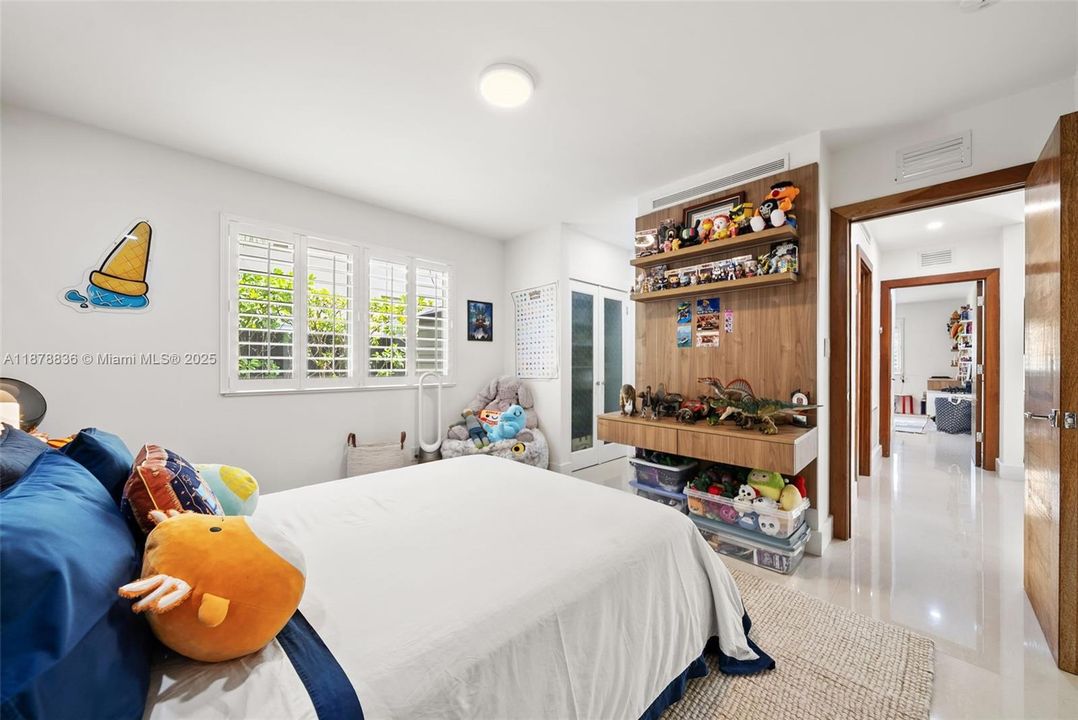 For Sale: $3,625,000 (5 beds, 5 baths, 3024 Square Feet)