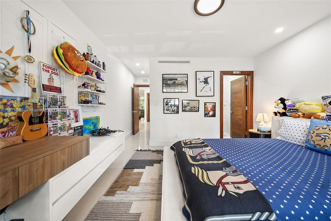 For Sale: $3,625,000 (5 beds, 5 baths, 3024 Square Feet)