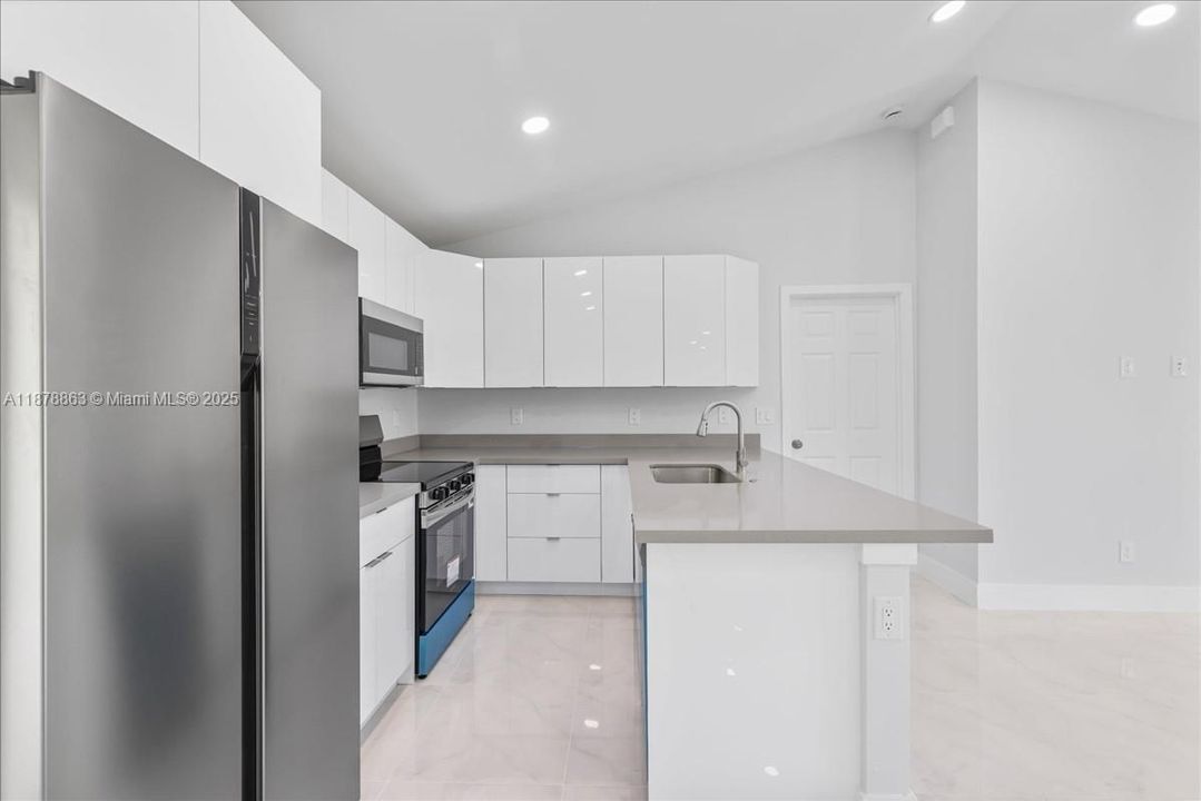 Active With Contract: $274,900 (3 beds, 2 baths, 1239 Square Feet)