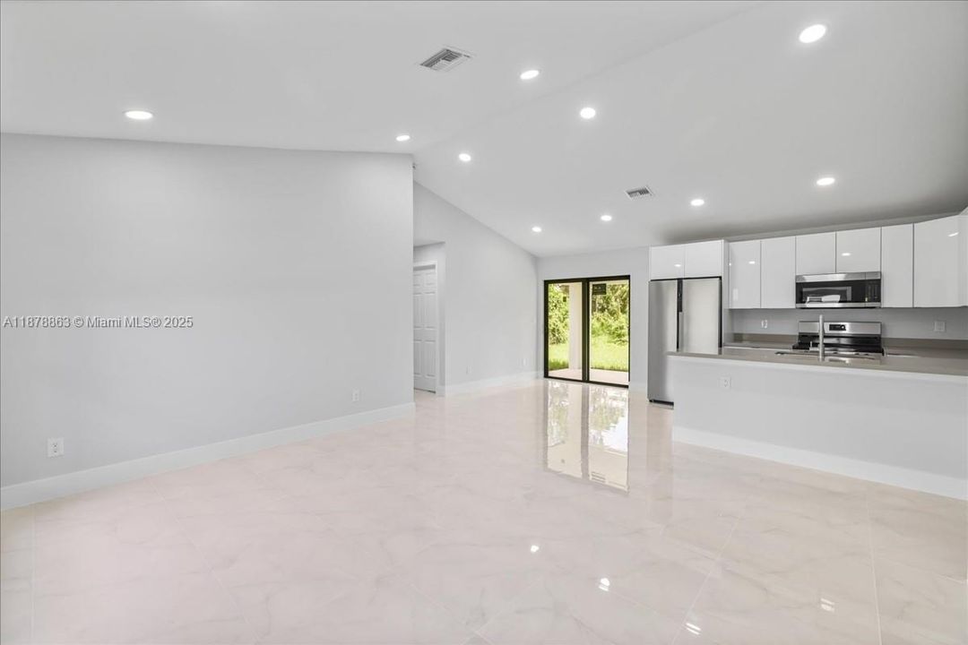 Active With Contract: $274,900 (3 beds, 2 baths, 1239 Square Feet)