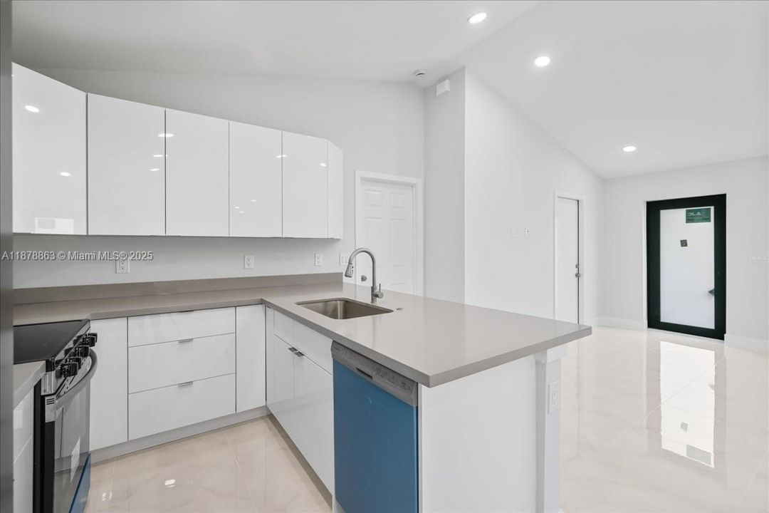 Active With Contract: $274,900 (3 beds, 2 baths, 1239 Square Feet)