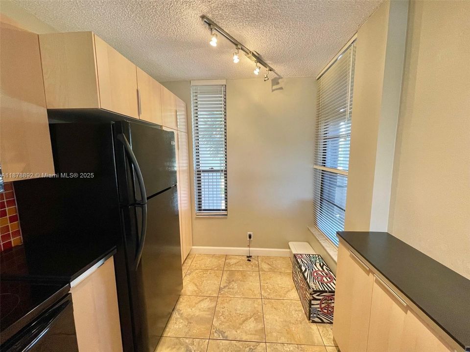 For Sale: $179,000 (2 beds, 2 baths, 990 Square Feet)