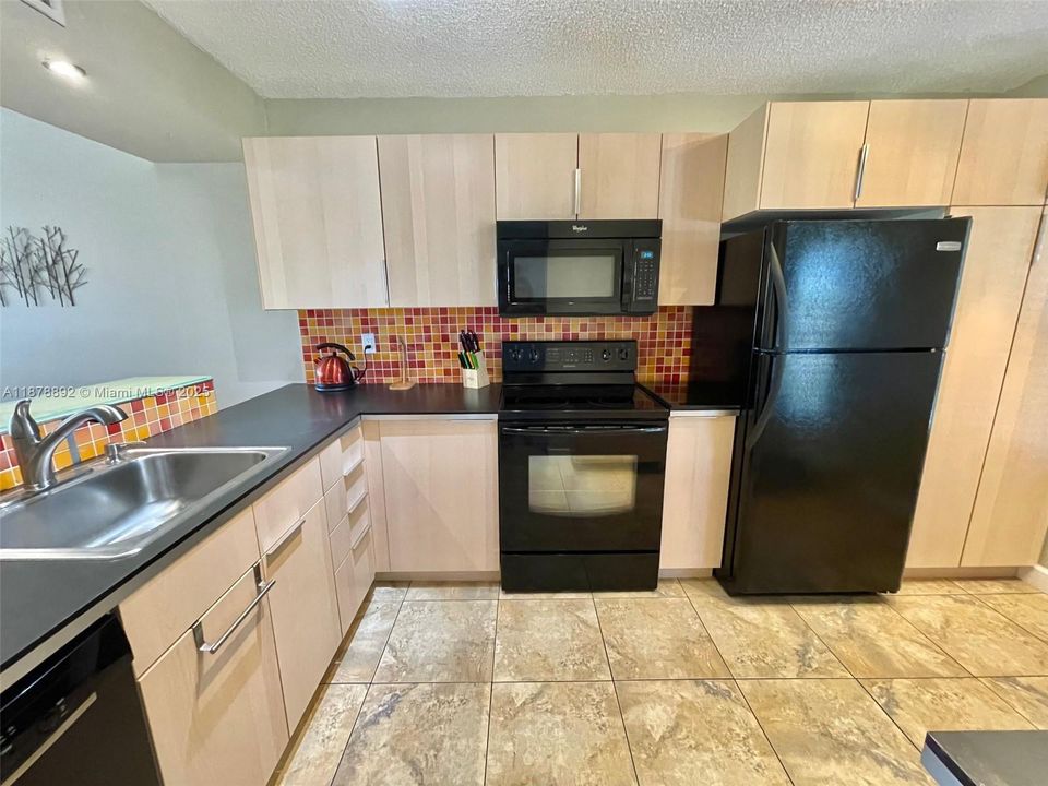 For Sale: $179,000 (2 beds, 2 baths, 990 Square Feet)