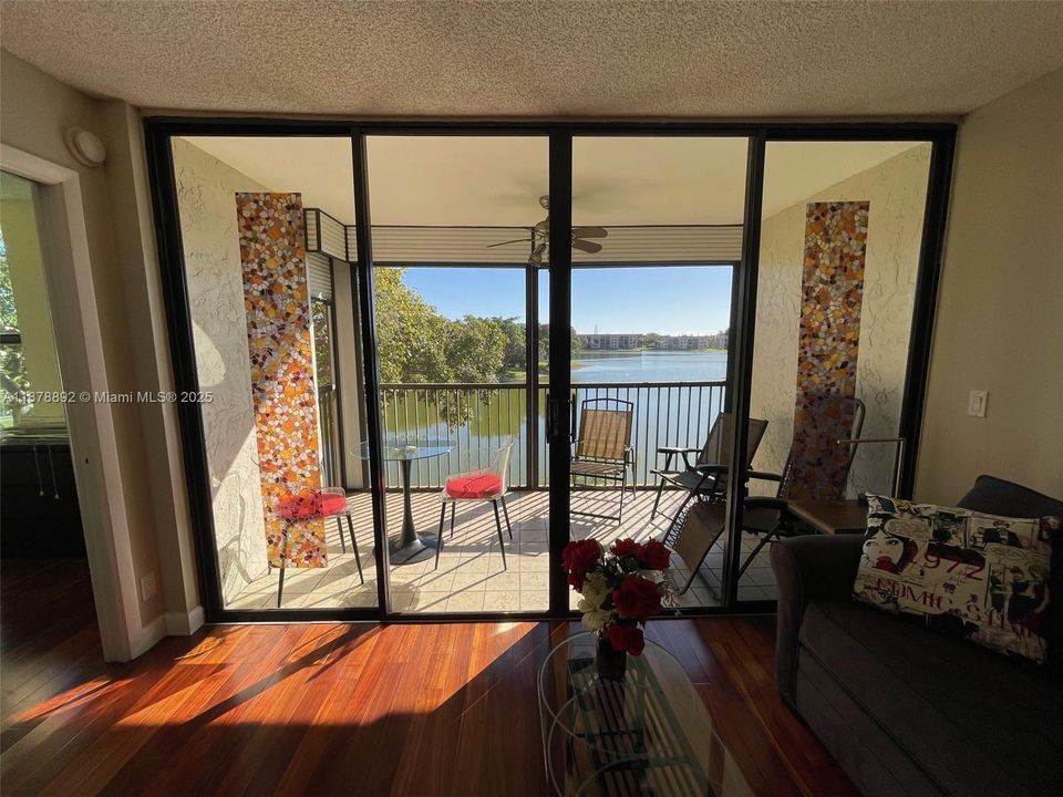 For Sale: $179,000 (2 beds, 2 baths, 990 Square Feet)