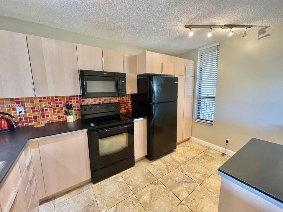 For Sale: $179,000 (2 beds, 2 baths, 990 Square Feet)