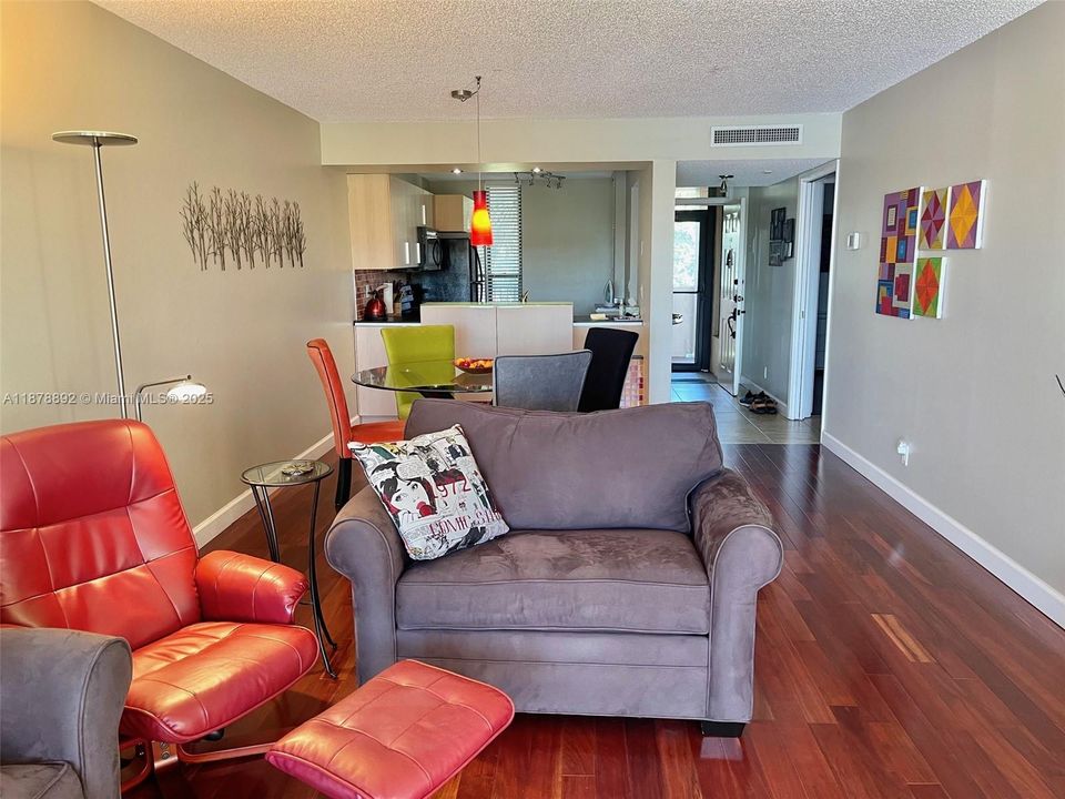 For Sale: $179,000 (2 beds, 2 baths, 990 Square Feet)