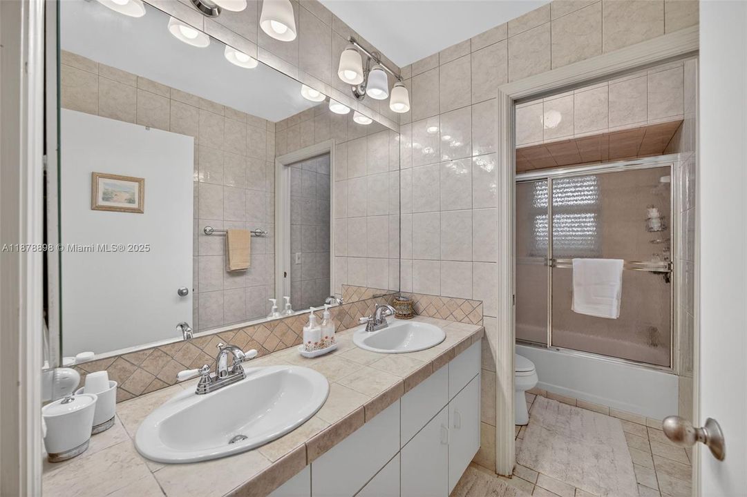 Active With Contract: $950,000 (4 beds, 3 baths, 2500 Square Feet)