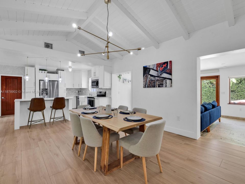 最近售出: $1,190,000 (4 贝兹, 3 浴室, 1396 平方英尺)