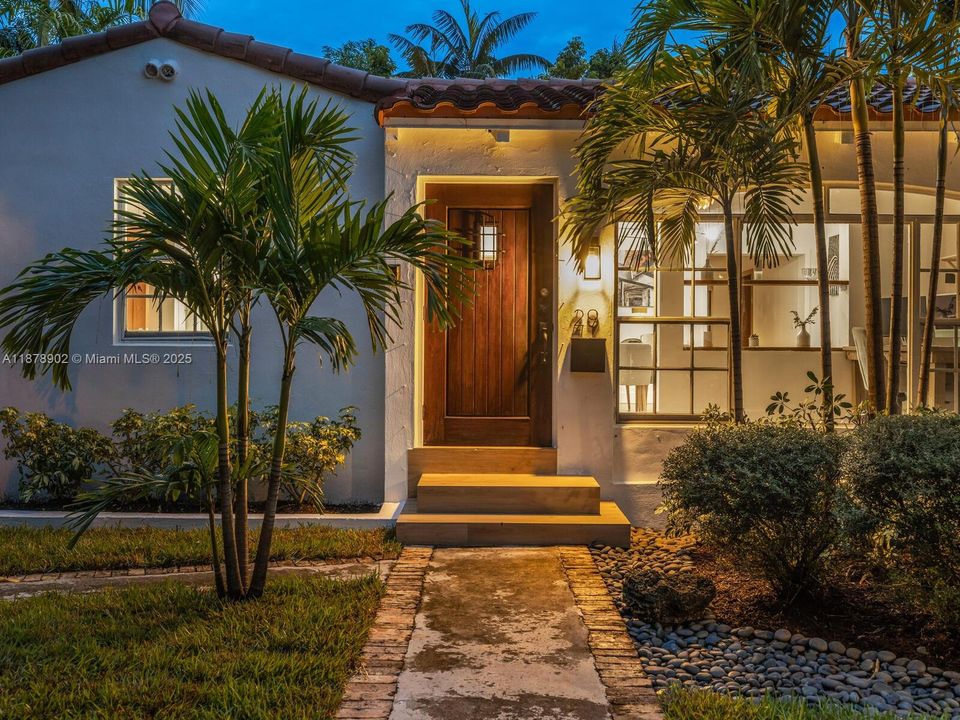 最近售出: $1,190,000 (4 贝兹, 3 浴室, 1396 平方英尺)