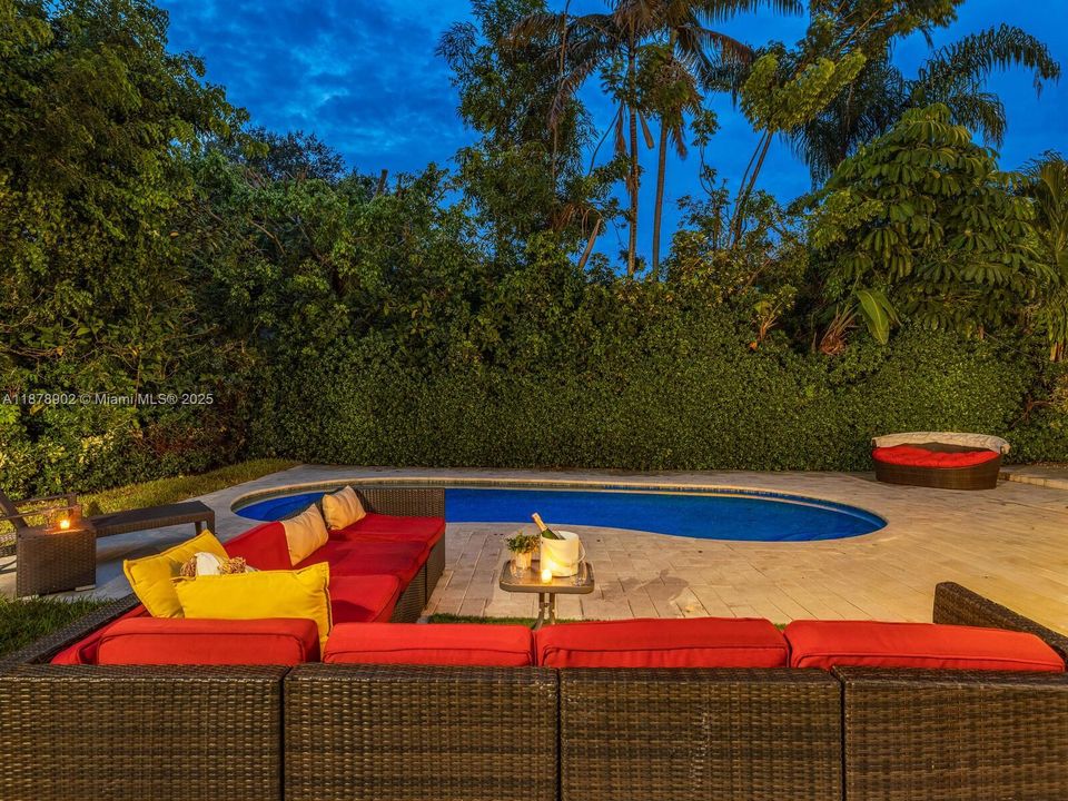 最近售出: $1,190,000 (4 贝兹, 3 浴室, 1396 平方英尺)