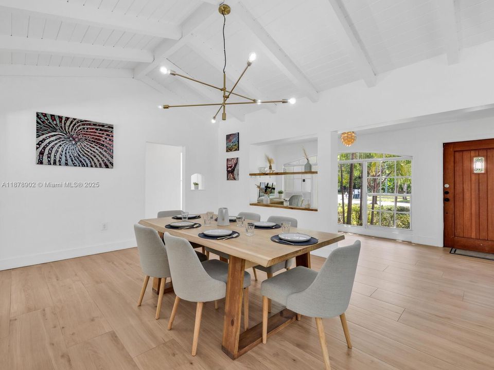 最近售出: $1,190,000 (4 贝兹, 3 浴室, 1396 平方英尺)