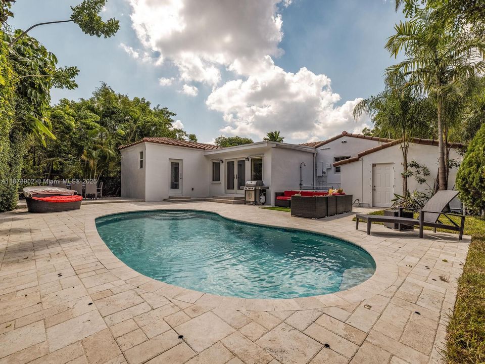 最近售出: $1,190,000 (4 贝兹, 3 浴室, 1396 平方英尺)