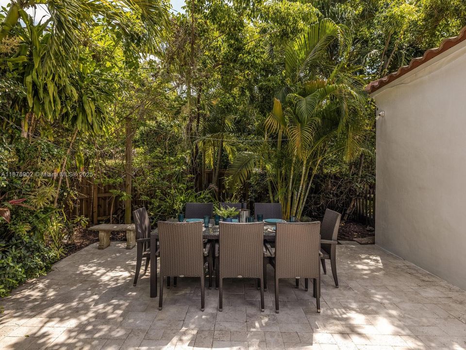 最近售出: $1,190,000 (4 贝兹, 3 浴室, 1396 平方英尺)