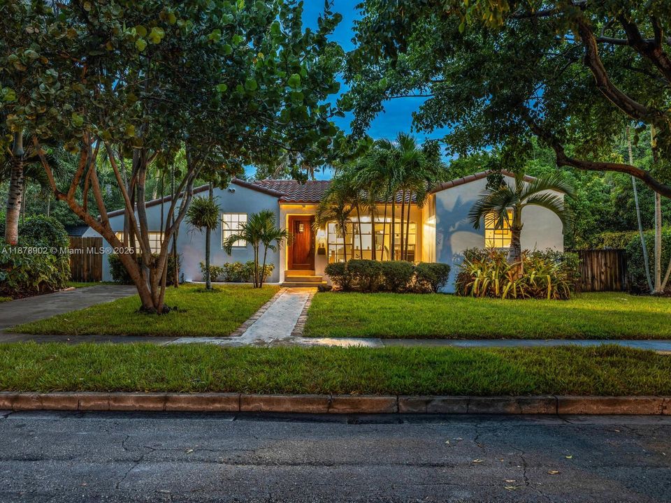 最近售出: $1,190,000 (4 贝兹, 3 浴室, 1396 平方英尺)