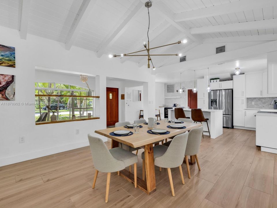 最近售出: $1,190,000 (4 贝兹, 3 浴室, 1396 平方英尺)