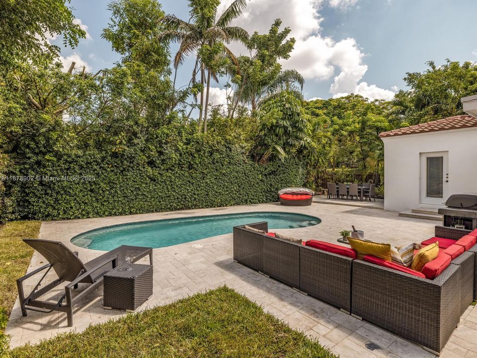 最近售出: $1,190,000 (4 贝兹, 3 浴室, 1396 平方英尺)