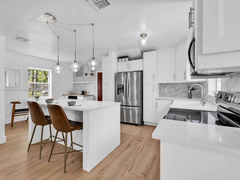 最近售出: $1,190,000 (4 贝兹, 3 浴室, 1396 平方英尺)