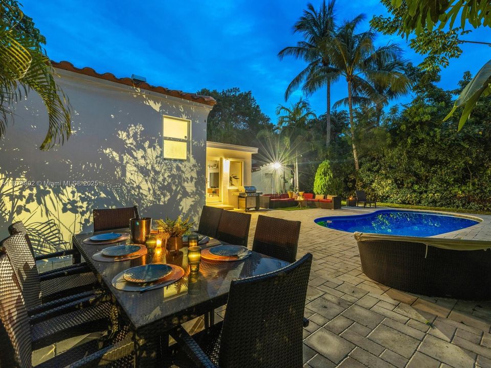 最近售出: $1,190,000 (4 贝兹, 3 浴室, 1396 平方英尺)