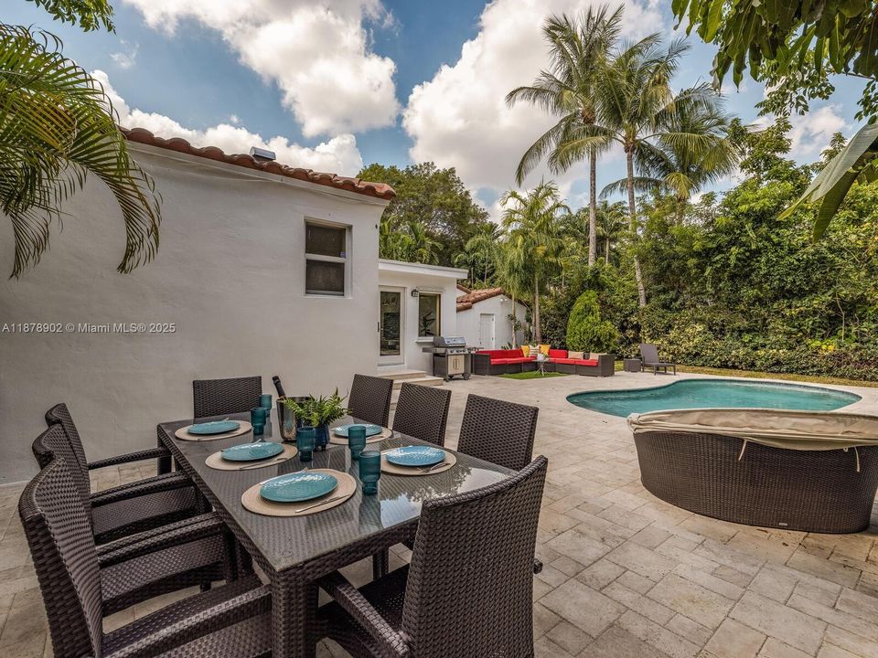 最近售出: $1,190,000 (4 贝兹, 3 浴室, 1396 平方英尺)